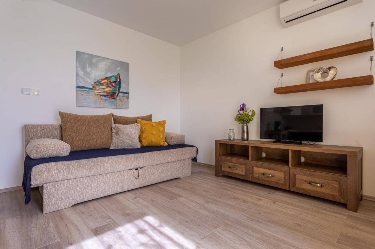 Apartment Magic Garden Baska  Bagian luar foto